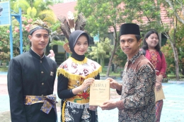 Foto pembagian hadiah kepada para pemenang dalam Lomba fashion show di Hari Kartini. Sumber : SMP Indah Makmur.
