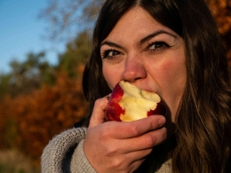 wanita makan apel (unsplash.com/Matt Seymour )