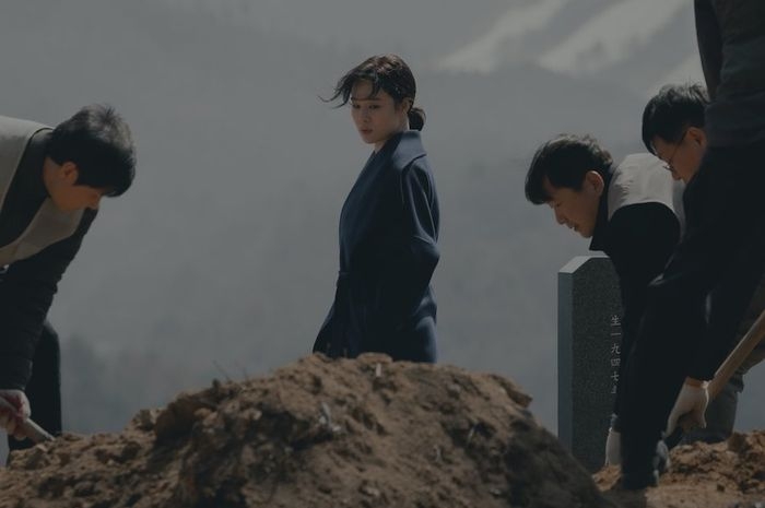 Kim Hyunjoo dalam drama Korea The Bequeathed yang tayang di Netflix. (Soompi via sonora.id)
