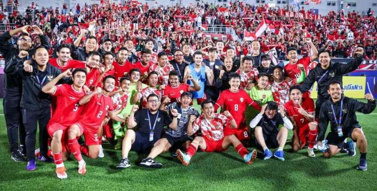 Garuda Muda Indonesia Berfoto bareng setelah kemenangan lawan Yordania di pertandingan akhir Grup A AFC U23 2024 Selasa (23.04.2024) lalu. (Foto: Asian Football Confederation)