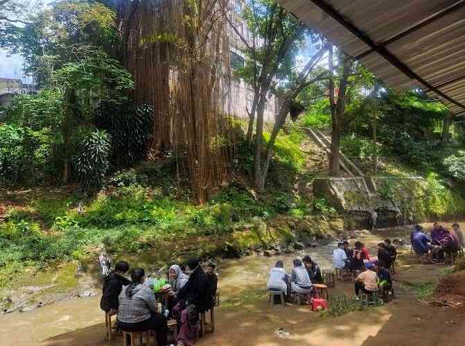 Warkop tepi sungai di Malang (Foto: dok. Kidid Nurdiansyah by travel.okezone.com) 