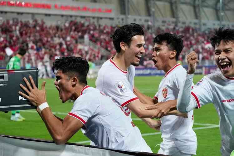 Ramadhan Sananta dan Garuda Muda merayakan kemenangan melawan Korea Selatan di Piala Asia U23 2024 di Doha. (foto: DOK PSSI via Kompas.com)
