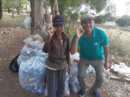 Yusak Subnafeu dan Pemulung Sampah; Sumber: https://beritabuana.co/