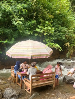 Kafe di kawasan aliran sungai Coban Jahe (Dokumen Pribadi) 