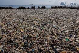 Ilustrasi lautan sampah plastik di teluk Jakarta. (KOMPAS.com/GARRY ANDREW LOTULUNG))