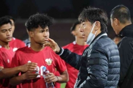 Ilustrasi pelatih Timnas U-23 Shin Tae-yong sedang memberi arahan kepada para pemain (Sumber: Bola.kompas.com)
