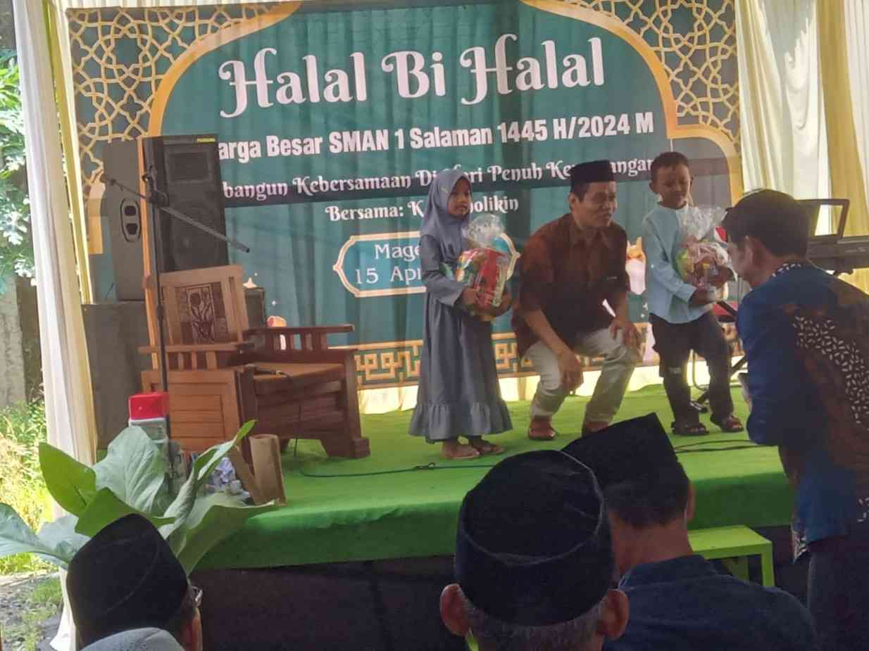 Kepala sekolah saat memberikan hadiah kepada putera/puteri guru/karyawan yang lancar membaca Al Qur'an.Dokpri