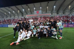 Perayaan para pemain, pelatih, dan staff di hadapan para suporter Indonesia yang hadir di Stadion Abdullah Bin Khalifa (instagram.com/novarianto30)