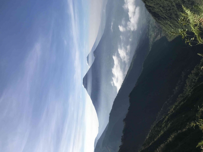 View dari puncak Gunung Bismo terlihat Gunung Sindoro dan Gunung Sumbing