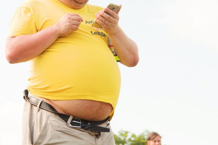 Ada kebiasaan-kebiasaan buruk yang bisa memicu lahirnya perut buncit. (Sumber: Unsplash/Ehimetalor Akhere via kompas.com)