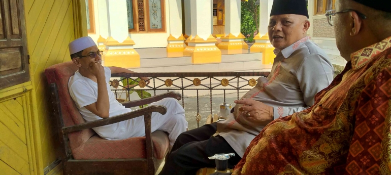 Tuanku Mudo Suhaili, Tuanku Mudo Duski Samad dan Gus Firdaus diskusi soal banyak hal tentang tuanku. (foto dokpri)