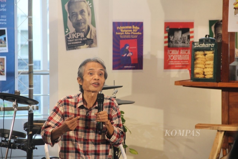 Penyair Joko Pinurbo berbicara dalam peluncuran buku kumpulan puisinya yang berjudul Epigram 60, Senin (16/5/2022), di Toko Buku Gramedia Sudirman, Yogyakarta. (Foto: KOMPAS/HARIS FIRDAUS)