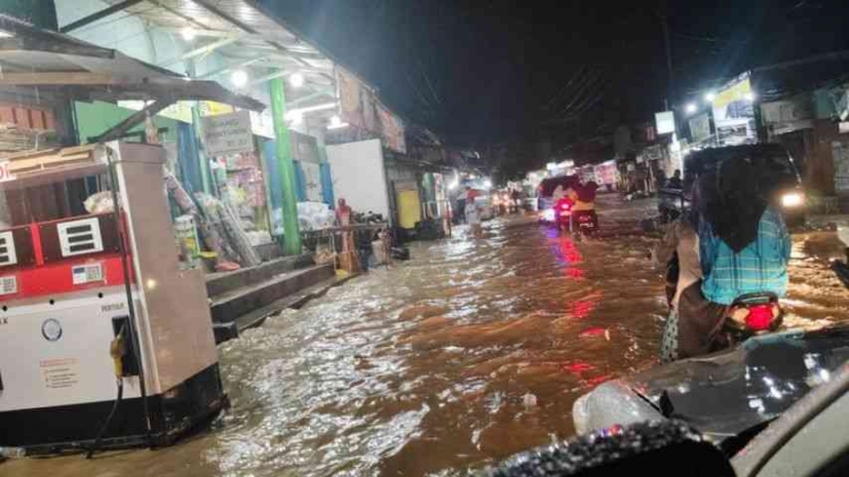 https://kaltimtoday.co/22-titik-di-samarinda-banjir-akibat-hujan-deras-sejumlah-kendaraan-mogok-ada-mobil-hanyut