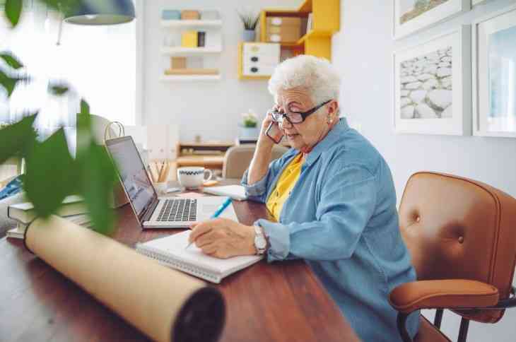 Ilustrasi lansia yang tetap produktif berkarier di usia tua (Sumber: Parapuan.co)