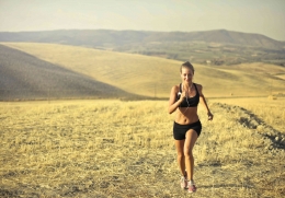 https://www.pexels.com/id-id/foto/olahragawan-wanita-ceria-berlari-di-sepanjang-bukit-di-musim-panas-3771112/ 