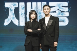 Pemeran utama drama Korea Blood Free: aktris Han Hyo Joo dan aktor Ju Ji Hoon usai konferensi pers virtual di Korea Selatan, Senin (8/4/2024).(Disney+ Hotstar)