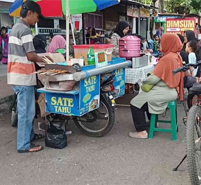 Para pelaku UMKM di jalan baru Ponorogo (dokpri)