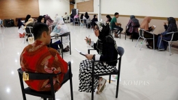 Ilustrasi--Sejumlah warga mengikuti konseling dan psikoterapi yang diselenggarakan Yayasan Sahabatku di sebuah tempat pertemuan di kawasan Sukmajaya, Depok, Jawa Barat, Jumat (28/9/2018). (KOMPAS/RIZA FATHONI)
