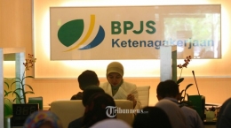 Petugas melayani calon peserta Jaminan Ketenagakerjaan di Kantor BPJS Ketenagakerjaan di jalan Pemuda, Kota Semarang. (Tribun Jateng/Wahyu Sulistiyawan)