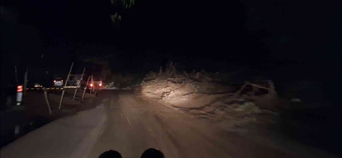 Tanah longsor menutupi sebagian jalan menuju kota Enrekang. (Sumber: Dokumentasi pribadi)