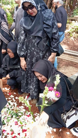 Rita Tila dan Neneng Dinar Tak Kuasa Menahan Tangis Saat di Depan Pusara  Almarhum Ubun Kubarsah. Foto: Kiki Nugraha