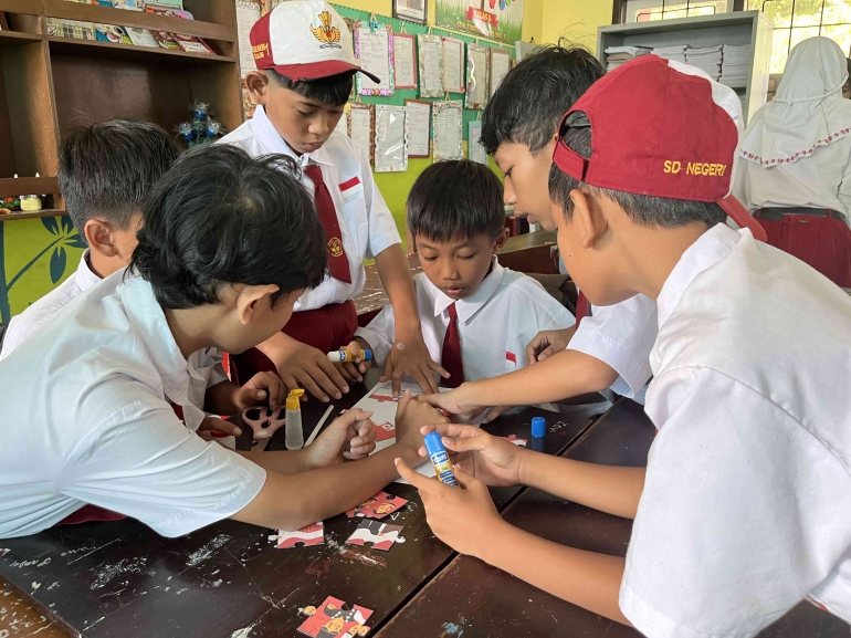 Momen kerja sama menyusun puzzle