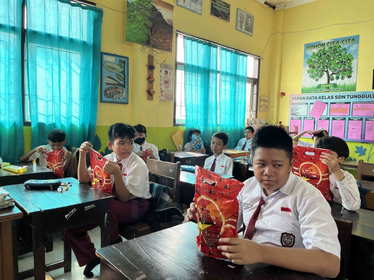 Pembagian hampers kepada siswa-siswi