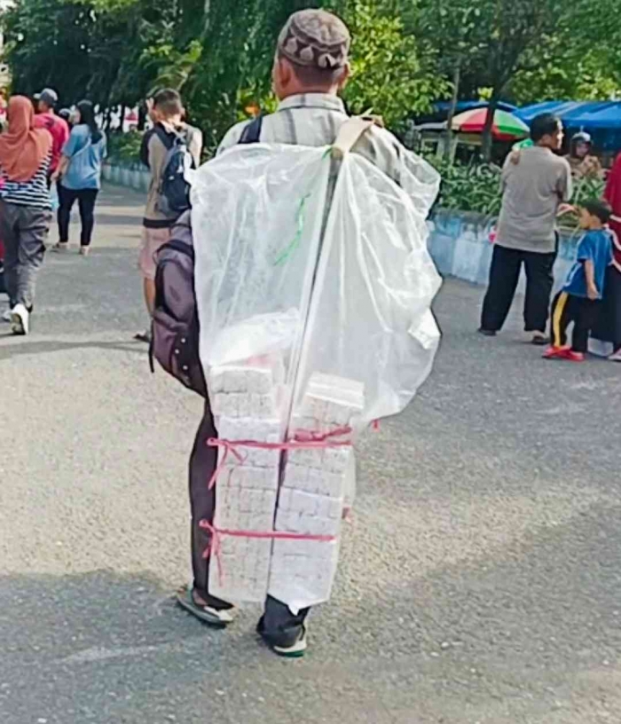 Penjual jipang, jajanan tradisional yang mulai terpinggirkan (dokpri)