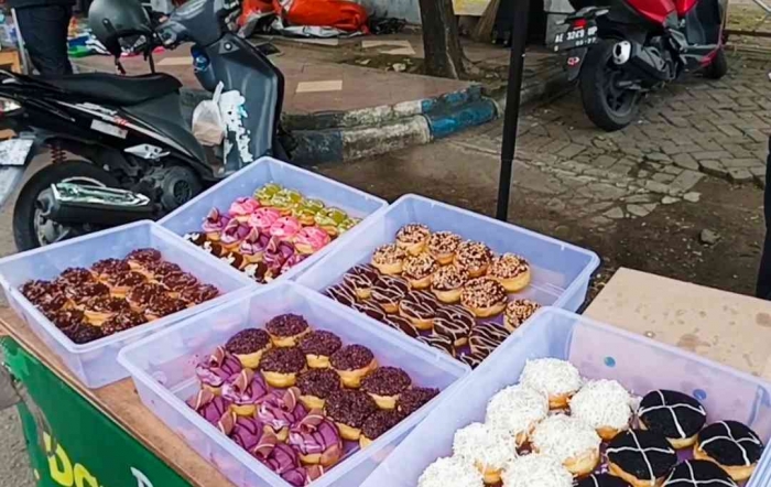 Lapak aneka donat di jalan baru Ponorogo (dokpri)