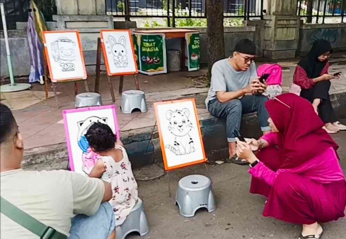 Lapak mewarnai untuk anak-anak di jalan baru Ponorogo (dokpri)