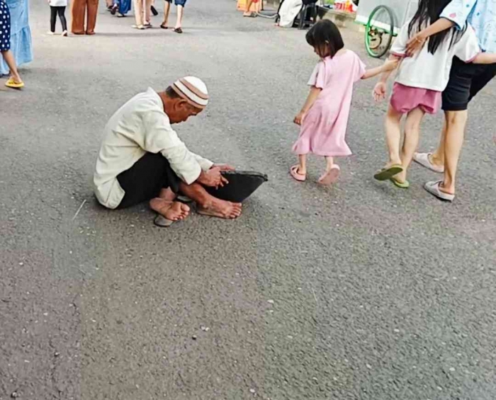 Peminta-minta yang duduk di tengah jalan baru Ponorogo (dokpri)