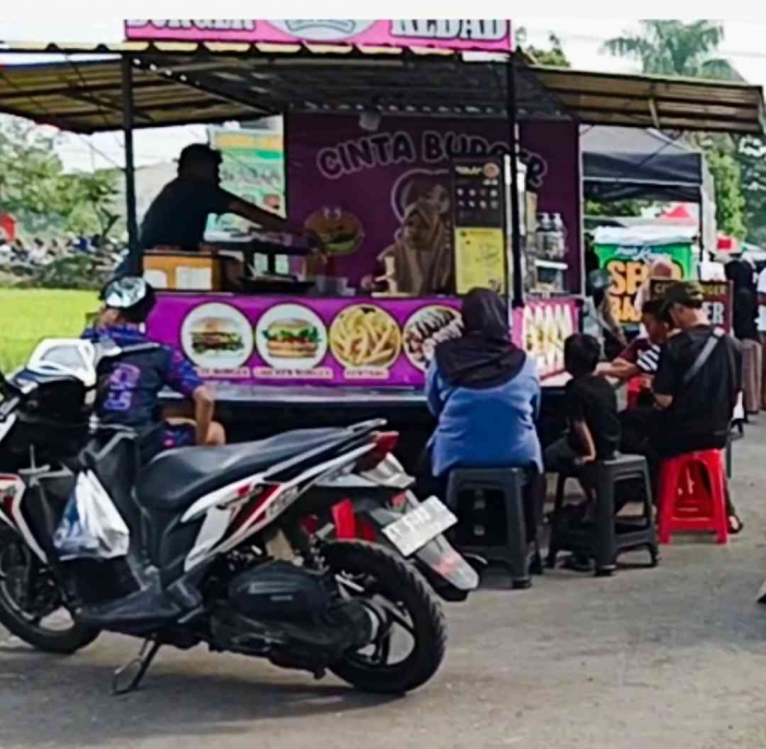 Anak-anak muda kreatif ikut membuka lapak jajanan kreatif di jalan baru Ponorogo (dokpri)