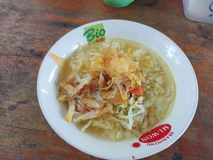 Soto ayam cukup 5 ribu rupiah di jalan baru Ponorogo (dokpri).