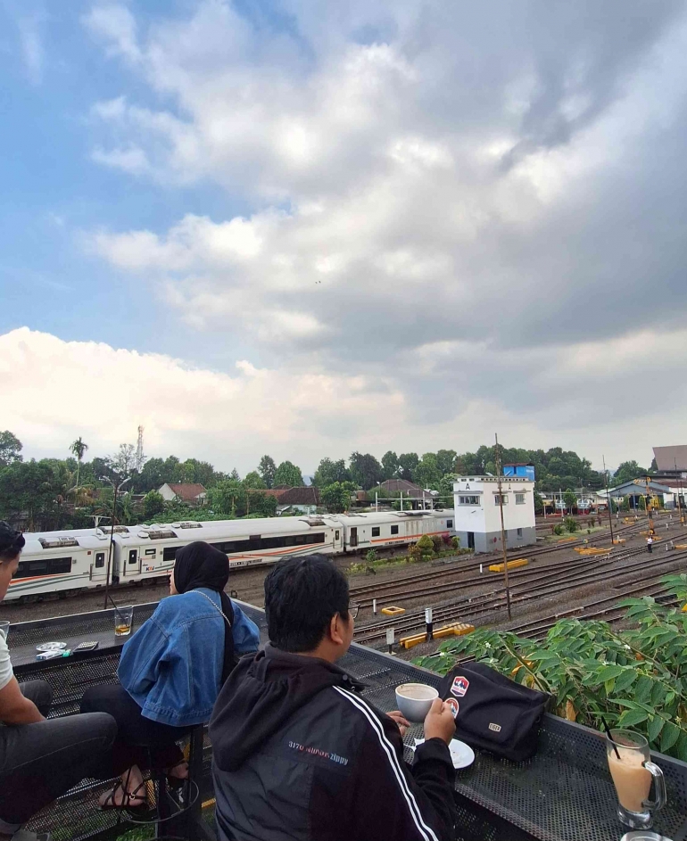 Ngopi sore di Kafe Lima Sebelas Malang (Dokumentasi pribadi 2024)