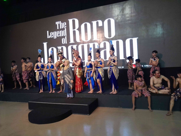 Penonton berfoto dengan penari (dokpri)