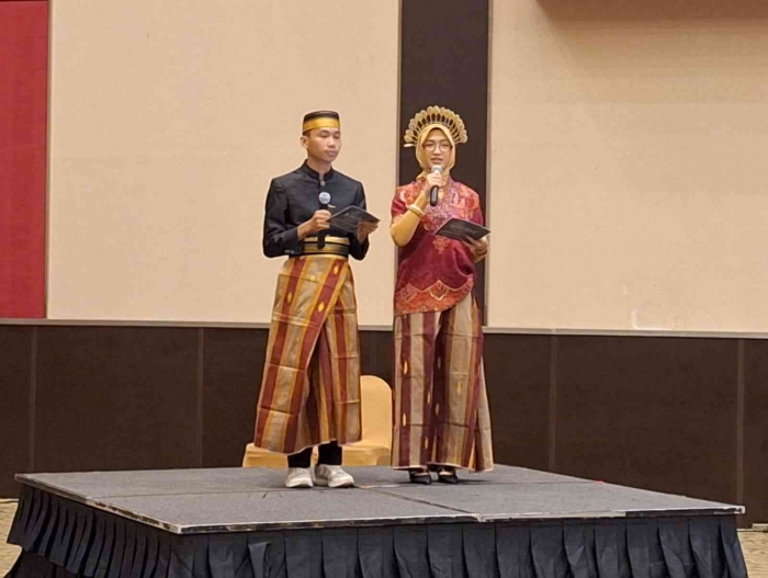 MC acara wisuda sekolah dari ekstrakurikuler public speaking (Sumber: dokpri)