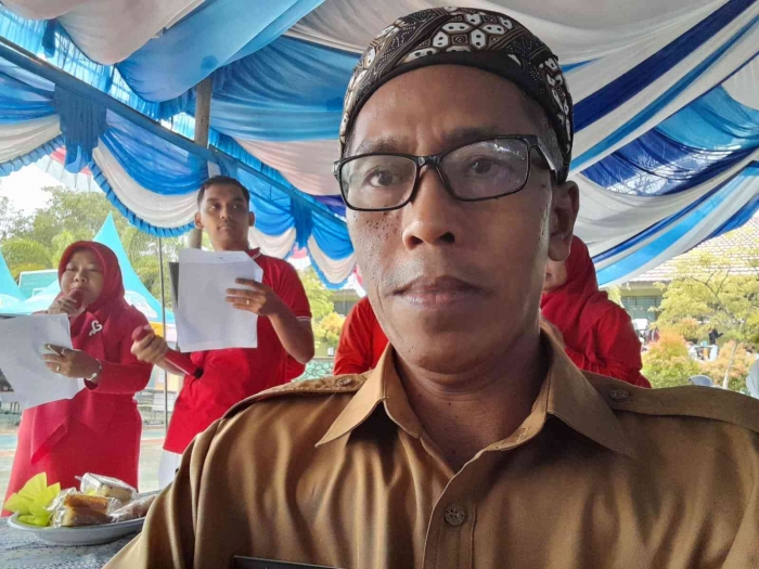 Swafoto dengan latar dua pembawa acara (dokpri)