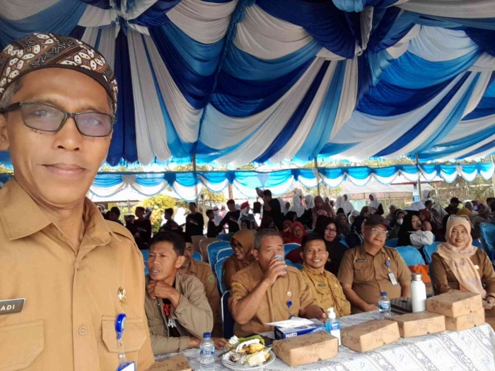 Berswafoto dengan latar pengawas dan kepsek (dokpri)