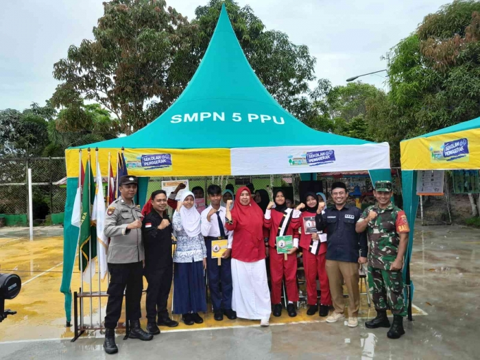 Kandidat pengurus OSIS berfoto bersama kepsek dan tamu undangan (dokpri)