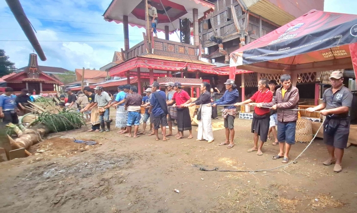 Rumpun keluarga berduka dan warga bergotong-royong mendirikan simbuang induk. Sumber: dok. pribadi
