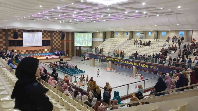 Mahasiswi Unpam meliput kegiatan Halal Bihalal