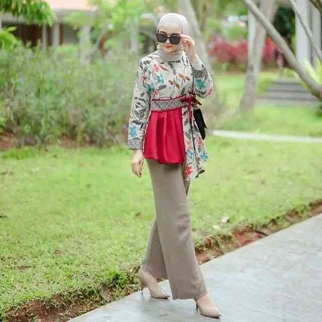 Model Blus Chic dan Trendy Pakai Batik ke Kantor: Intip 5 Inspirasi Model Blus ...