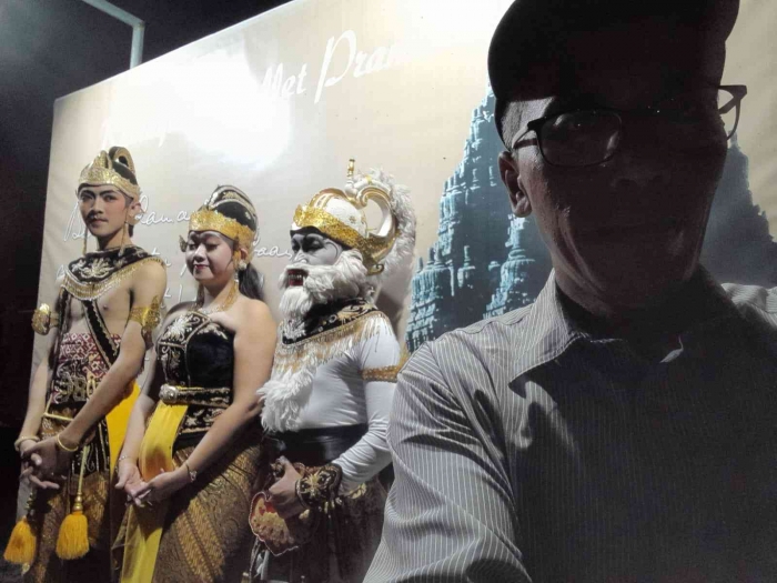 Berswafoto dengan latar pemain sendratari Ramayana (dokpri)