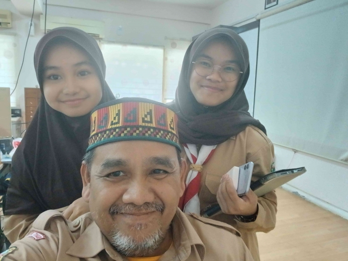 Omjay bersama siswa belajar informatika