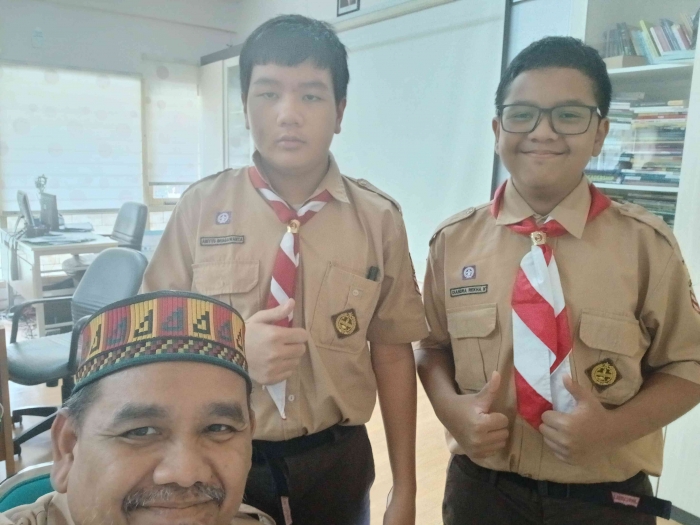 Omjay bersama siswanya di smp labschool jakarta/dokpri