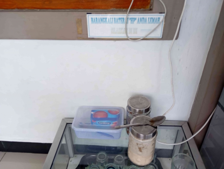 Jamuan teh dan kopi yang disediakan untuk jamaah dan pengunjung. (Sumber Gambar: kompasiana.com/Noer Ashari)