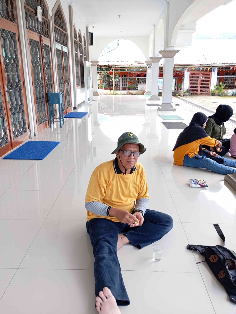 Pak Asmawi, Salah satu guru senior di sekolah kami. (Sumber Gambar: kompasiana.com/Noer Ashari)