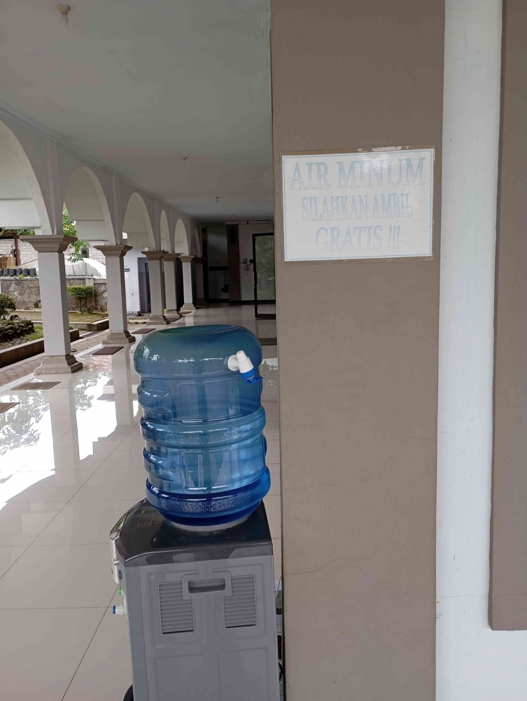 Jamuan air galon dispenser yang disediakan untuk jamaah dan pengunjung. (Sumber Gambar: kompasiana.com/Noer Ashari)