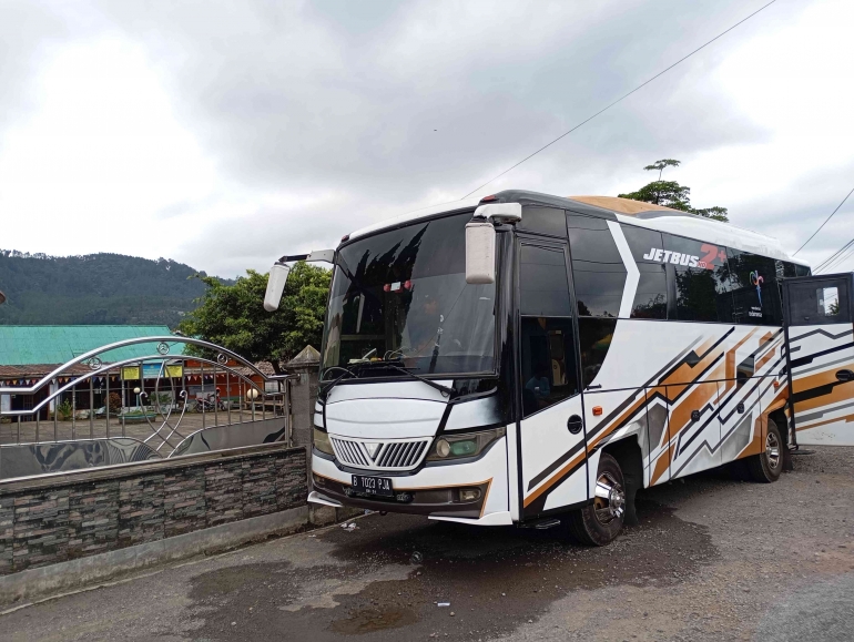 Bus Pariwisata yang kami gunakan. (Sumber Gambar: kompasiana.com/Noer Ashari)