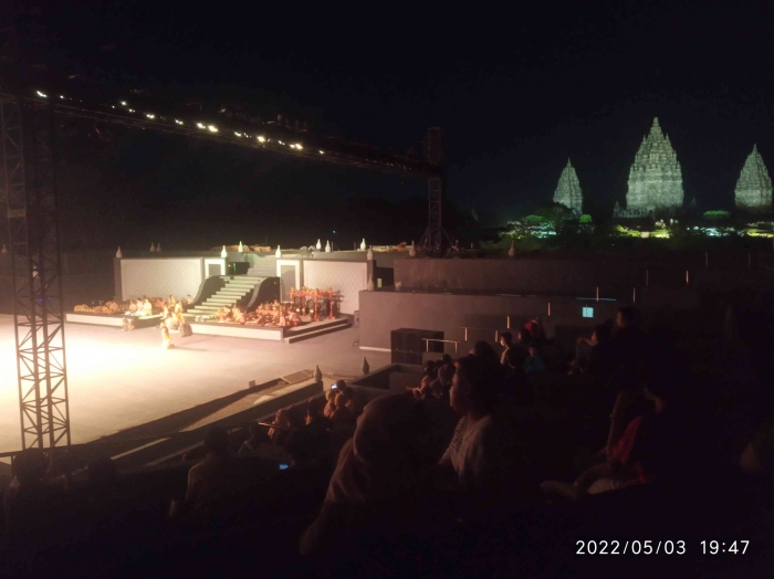 Panggung berlatar belakang candi Prambanan (dokpri)